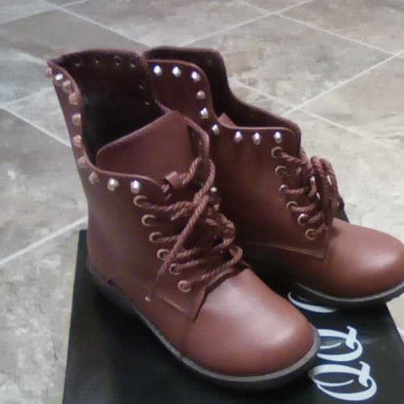 Boots - Picture 4 of 7